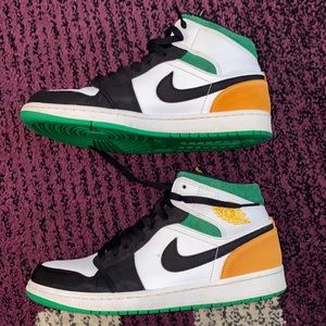 Im selling these jordan 1 oakland mids.